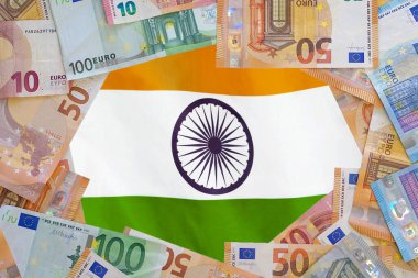 Hindistan 'ın bayraklarındaki Euro banknotlarının bir kopyası. Farklı Euro banknotları çerçevesi. Hindistan 'da iş, finans, yatırım, tasarruf ve yolsuzluk kavramı