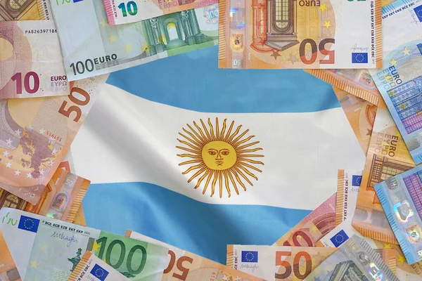 以阿根廷国旗为背景的欧元现钞模型 不同的欧元纸币框架 阿根廷的商业 储蓄和腐败问题概念 — 图库照片