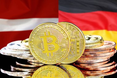 Letonya ve Almanya bayrağının arka planında bitcoinler var. Letonya ve Almanya 'daki kripto para birimi ve engelleme teknolojisi yatırımcıları için kavram