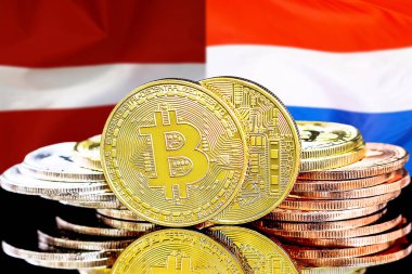 Letonya ve Hollanda bayrağının arka planında bitcoinler var. Letonya ve Hollanda 'daki kripto para birimi ve engelleme teknolojisi yatırımcıları için kavram