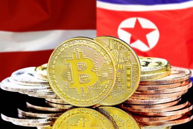 Letonya ve Kuzey Kore bayrağının arka planında bitcoinler var. Letonya ve Kuzey Kore 'deki kripto para birimi ve engelleme teknolojisi yatırımcıları için kavram