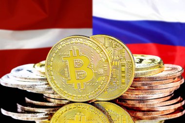 Letonya ve Rusya bayrağının arka planında bitcoin 'ler var. Letonya ve Rusya 'daki kripto para birimi ve engelleme teknolojisi yatırımcıları için kavram