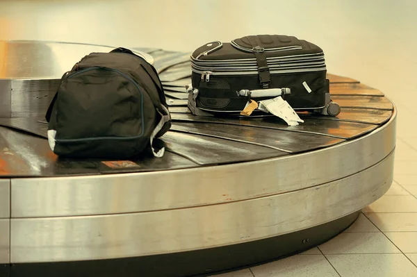 Gepäckausgabe Flughafen Abstrakte Gepäckschlange Mit Zwei Koffern Selektiver Fokus — Stockfoto