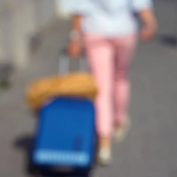 Rückenansicht Reisende Frau Beine Fuß Gepäck Tragen Reisende Frau Beine — Stockfoto