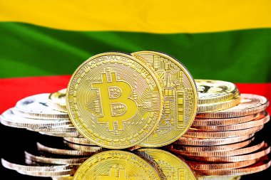 Litvanya bayrağının arka planında bitcoinler var. Litvanya 'daki kripto para birimi ve engelleme teknolojisi yatırımcıları için kavram