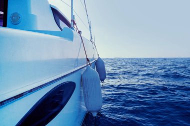 Yelkenli teknenin deniz manzarası geniş. Yatçılık lüks bir spor ve harika bir tatil. Seçici odak.