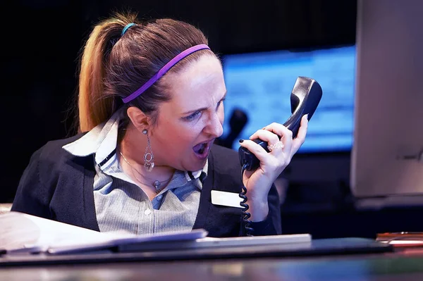Женщина Офисе Разговаривает Телефону Рабочем Месте Администратор Отеля — стоковое фото