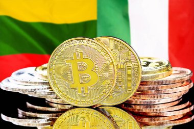 Litvanya ve İtalya bayrağının arka planında bitcoinler var. Litvanya ve İtalya 'daki kripto para birimi ve engelleme teknolojisi yatırımcıları için kavram