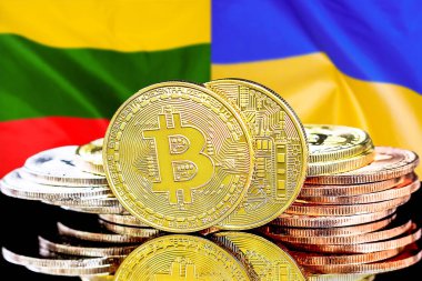 Litvanya ve Ukrayna bayrağının arka planında bitcoinler. Litvanya ve Ukrayna 'daki kripto para birimi ve engelleme teknolojisi yatırımcıları için kavram