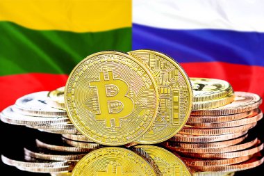 Litvanya ve Rusya bayrağının arka planında bitcoinler var. Litvanya ve Rusya 'daki kripto para birimi ve engelleme teknolojisi yatırımcıları için kavram