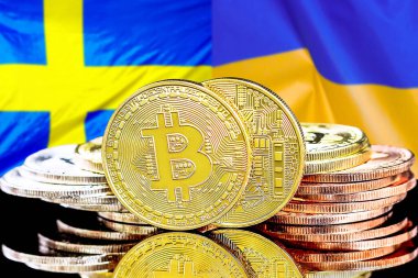 İsveç ve Ukrayna bayrağının arka planında bitcoinler var. İsveç ve Ukrayna 'daki kripto para birimi ve engelleme teknolojisi yatırımcıları için kavram