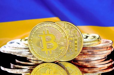 Ukrayna bayrağının arka planında bitcoinler var. Ukrayna 'daki kripto para birimi ve engelleme teknolojisi yatırımcıları için kavram