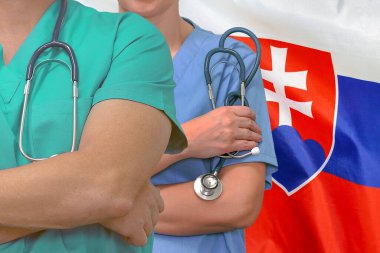 Slovakya bayrağı geçmişi olan kadın ve erkek cerrahlar. Slovakya 'da profesyonel cerrahi. Slovakya 'daki tıbbi teknoloji araştırma enstitüsü ve doktor personel hizmeti konsepti