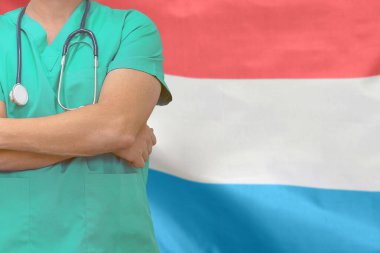 Lüksemburg bayrağında steteskop olan erkek cerrah ya da doktor. Sağlık ve tıbbi konsept. Lüksemburg 'da ameliyat konsepti