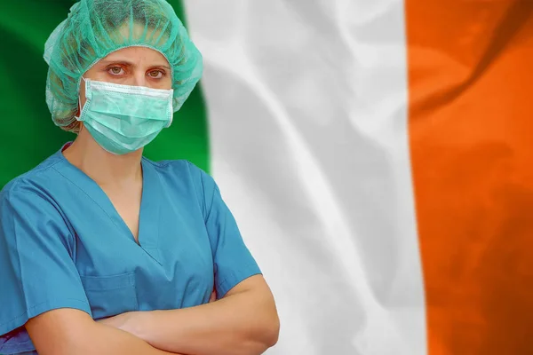 Ženský Lékař Nebo Stážistka Ochranné Masce Klobouku Pozadí Irské Vlajky — Stock fotografie
