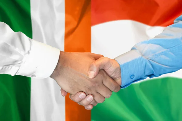 Business Handslag Bakgrunden Två Flaggor Män Handslag Bakgrunden Irland Och — Stockfoto