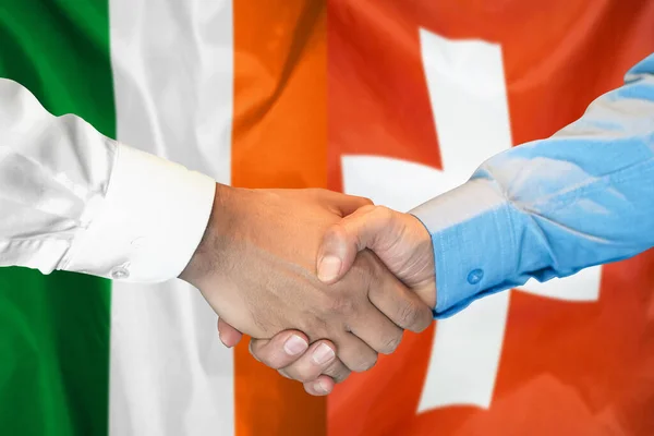 Деловое Рукопожатие Фоне Двух Флагов Мужское Рукопожатие Фоне Флага Ирландии — стоковое фото
