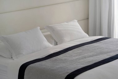 Boş yatak yumuşak yastıkları ile bir otel yatak odasında