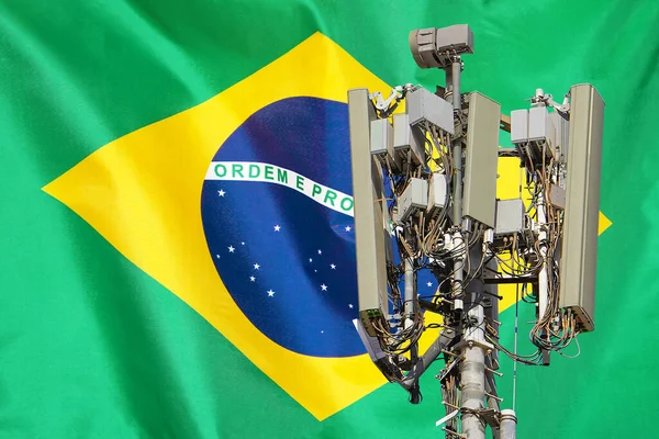 Telekomunikační Věž Anténou Mobilní Sítě Proti Brazilské Vlajce Telekomunikační Věž — Stock fotografie