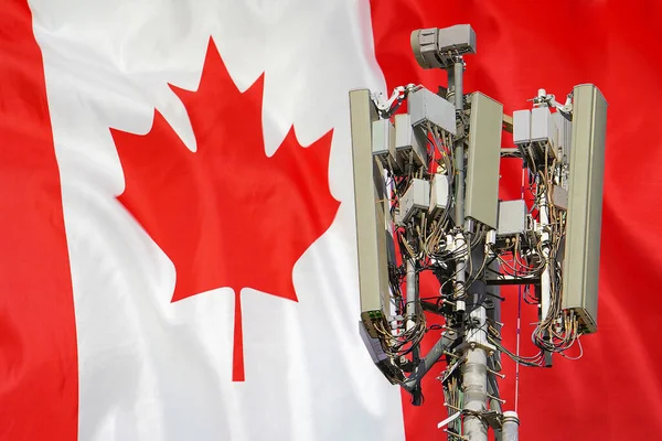 Телекомунікаційна Вежа Стільниковою Антеною Встановлює Прапор Канади Телекомунікаційна Вежа Стільникового — стокове фото