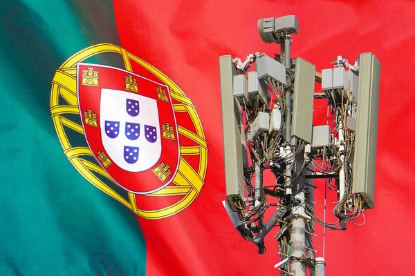 Wieża Telekomunikacyjna Anteną Sieci Komórkowej Pod Banderą Portugalii Wieża Telekomunikacyjna — Zdjęcie stockowe