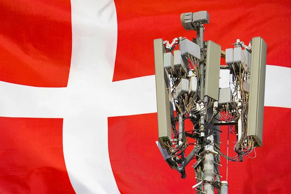 Телекомунікаційна Вежа Стільниковою Антеною Встановлює Прапор Данії Телекомунікаційна Вежа Стільникового — стокове фото
