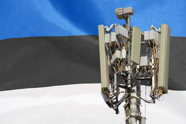 Телекомунікаційна Вежа Клітинною Антеною Встановлює Прапор Естонії Телекомунікаційна Вежа Стільникового — стокове фото