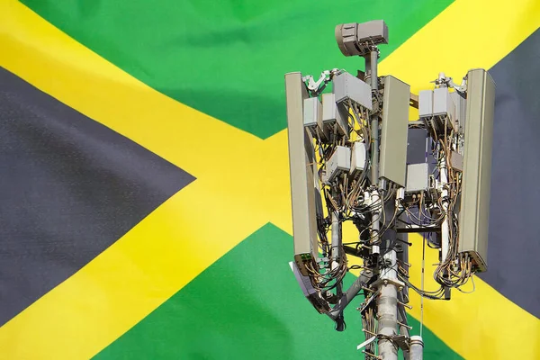 Телекомунікаційна Вежа Клітинною Антеною Встановлює Прапор Ямайки Телекомунікаційна Вежа Стільникового — стокове фото