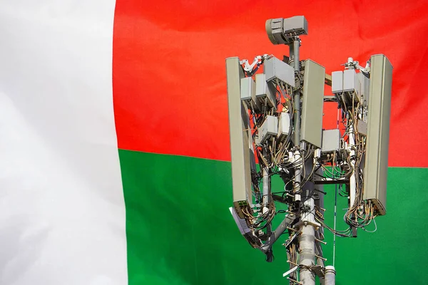 Телекомунікаційна Вежа Клітинною Антеною Встановлює Прапор Мадагаскару Телекомунікаційна Вежа Стільникового — стокове фото