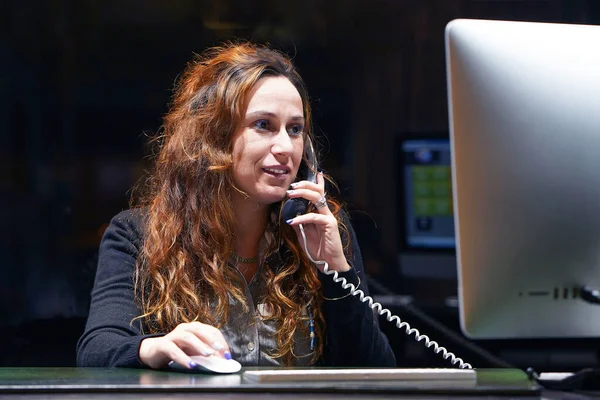 Női Titkár Veszi Fel Telefont Beszél Ügyfelek Nézi Számítógép Íróasztal — Stock Fotó
