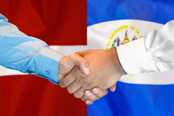 Podání Ruky Pozadí Dvou Vlajek Muži Potřesou Rukou Pozadí Salvadoru — Stock fotografie
