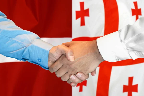 在两面旗帜的背景下进行商业握手 男子在格鲁吉亚和拉脱维亚国旗的背景下握手 支助概念 — 图库照片