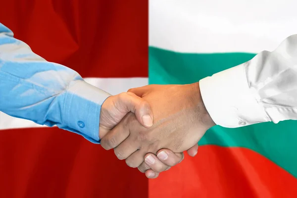 在两面旗帜的背景下进行商业握手 男子握手的背景保加利亚和拉脱维亚的国旗 支助概念 — 图库照片
