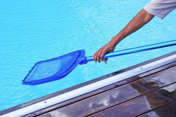 Hand Van Afrikaanse Onderhoudszwembadreiniger Tijdens Zijn Werk Afrikaanse Hotelpersoneel Schoonmaken — Stockfoto