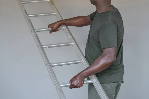 Африканський Працівник Тримає Алюмінієву Драбину Африканський Працівник Заводу Алюмінієвими Сходами — стокове фото