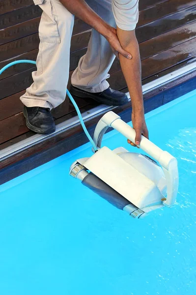 Hand Hand Hält Ein Reinigungsroboter Afrikanische Hotelangestellte Reinigen Den Pool — Stockfoto