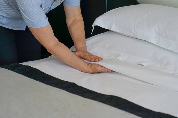 Hand Elderly Maid Making Bed Hotel Room Housekeeper Making Bed — Stockfoto