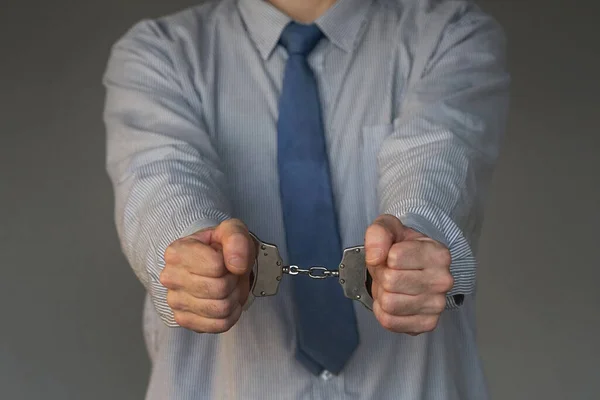 Mann Handschellen Festgenommen Vereinzelt Auf Grauem Hintergrund Geschäftsmann Amt Handschellen — Stockfoto
