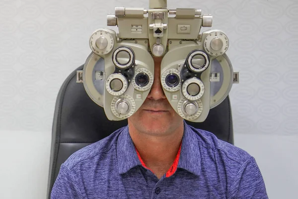 Optometrista Exame Masculino Verifica Sua Visão Máquina Verificando Visão Paciente — Fotografia de Stock
