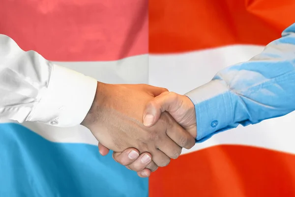 Podání Ruky Pozadí Dvou Vlajek Muži Potřesou Rukou Pozadí Lucemburské — Stock fotografie