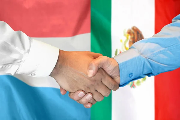 Üzleti Kézfogás Két Zászló Hátterében Férfiak Kezet Ráznak Luxemburgi Mexikói — Stock Fotó