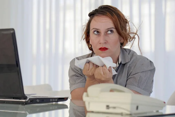 Kadın Ofis Çalışanı Belgeyi Buruşturdu Kadın Ofis Çalışanı Yerinde Dizüstü — Stok fotoğraf