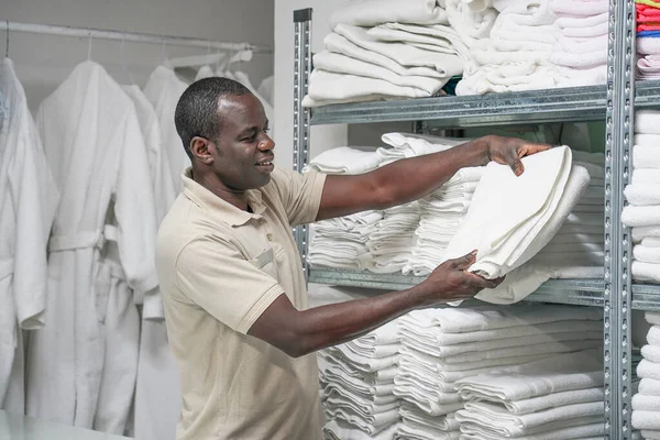 African Hotel Worker Lays Clean White Towel Shelves Hotel African — Stock Photo, Image
