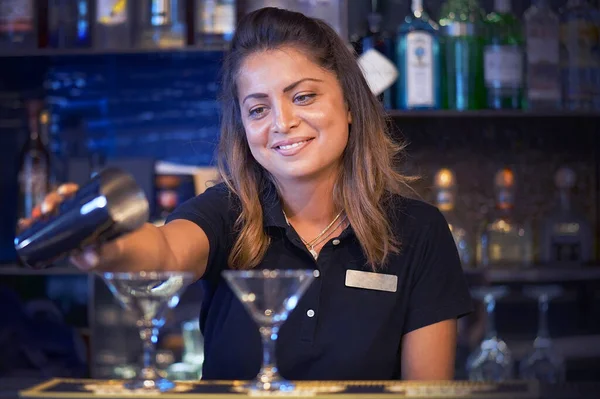 Barman Girl Schenkt Een Frisse Cocktail Bij Klanten Van Hotelbar — Stockfoto