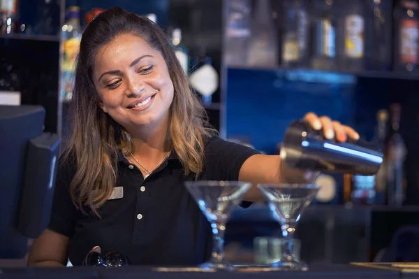 Barman Girl Versa Cocktail Fresco Clienti Del Bar Dell Hotel — Foto Stock