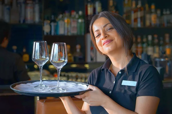 Cameriera Porta Bicchiere Vino Vassoio Cliente Del Bar Dell Hotel — Foto Stock