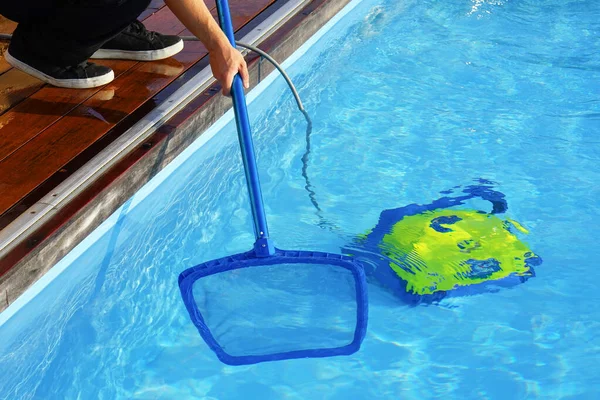 Onderhoud Zwembadreiniger Tijdens Zijn Werk Hotelpersoneel Schoonmaken Van Het Zwembad — Stockfoto