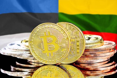Estonya ve Litvanya bayrağının arka planında bitcoinler. Estonya ve Litvanya 'daki kripto para birimi ve engelleme teknolojisi yatırımcıları için kavram