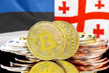 Estonya ve Gürcistan bayrağının arka planında bitcoinler var. Estonya ve Gürcistan 'daki kripto para birimi ve engelleme teknolojisi yatırımcıları için kavram