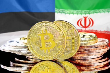Estonya ve İran bayrağının arka planında bitcoinler var. Estonya ve İran 'daki kripto para birimi ve engelleme teknolojisi yatırımcıları için kavram